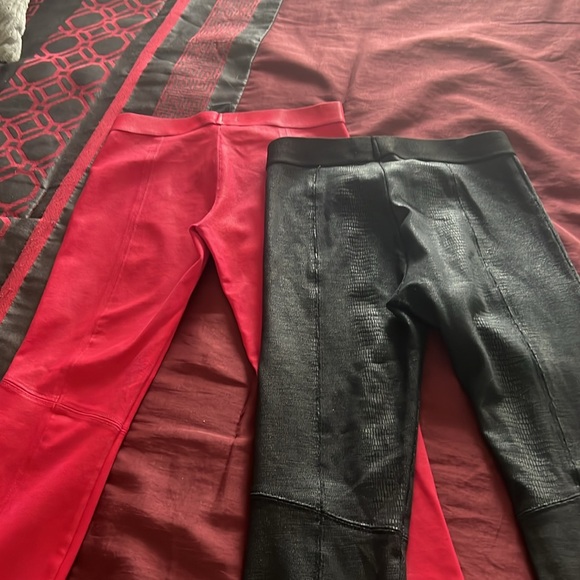 𝐓𝐰𝐨 𝐬𝐞𝐭𝐬 𝐨𝐟 𝐛𝐥𝐚𝐜𝐤 𝐚𝐧𝐝 𝐫𝐞𝐝 𝐩𝐚𝐧𝐭𝐬! - Picture 2 of 6